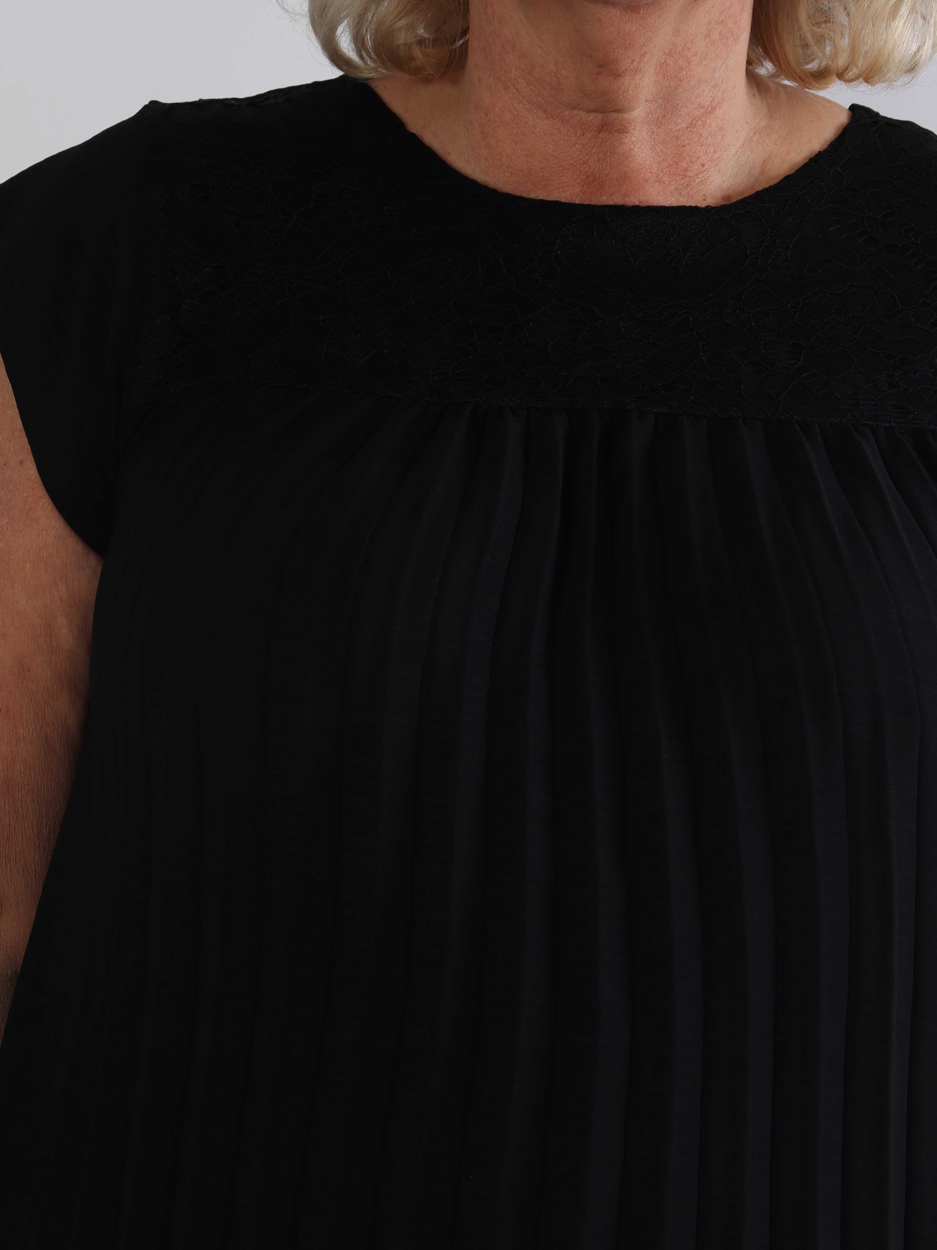 Nancy Lace Short - Plisseret plus size kjole med blonde og lommer